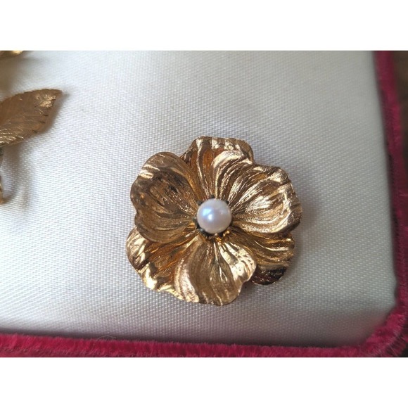 Vintage Coro Gold Tone Floral Cultured Pearl Brooch Earrings Set In The Box NOS - Picture 5 of 11